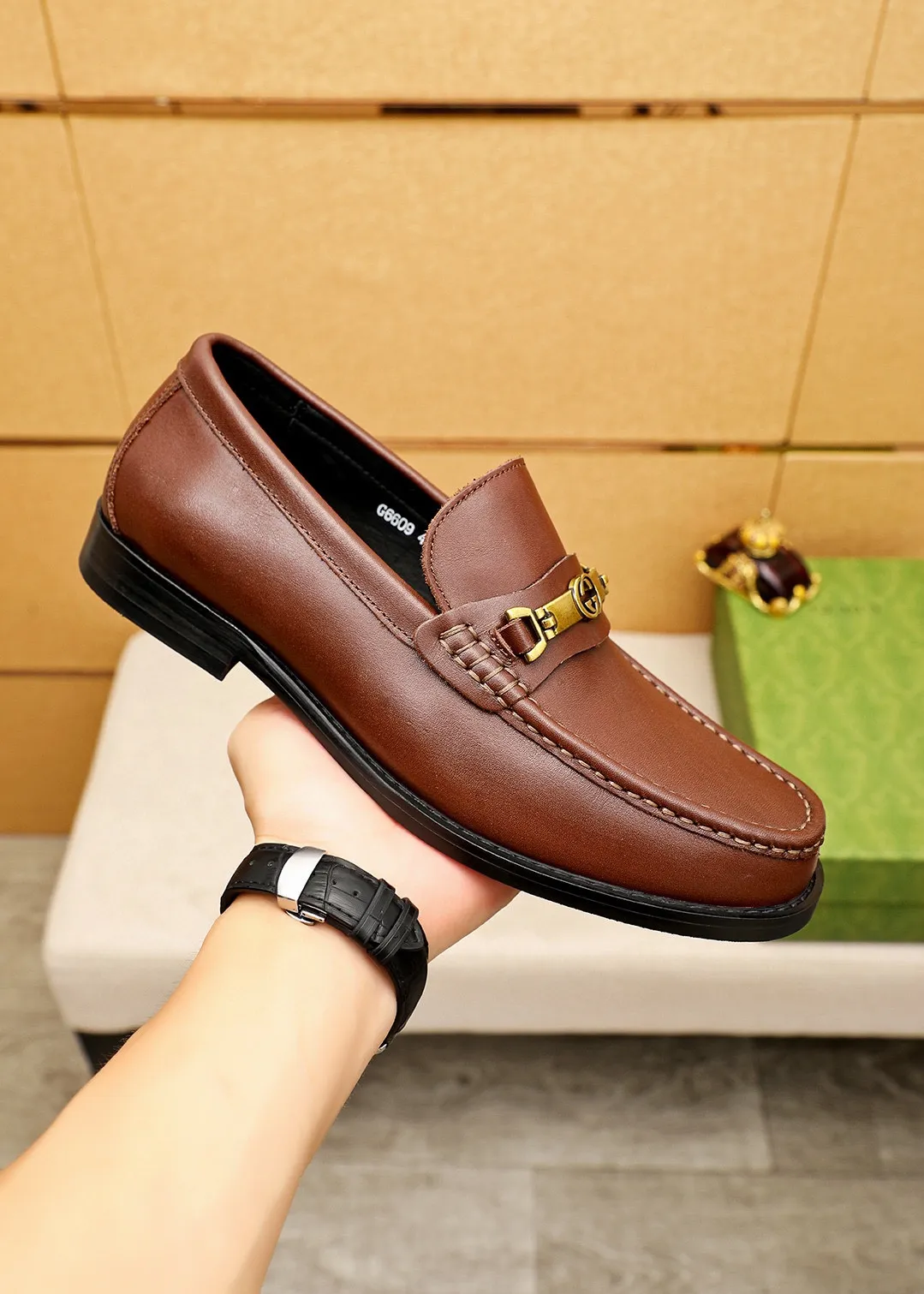 Men's shoes 💰460 💐 Product trademark: GUCCI "Gucci" casual leather shoes Regular size: 38-44 (45🉑️customized) Product materials: Selected imported first-layer calfskin upper + luxury hardware buckle, imported water-dyed cowhide leather lining. Strong three-dimensional visual effect, original combination outsole Color: 3⃣️colors available